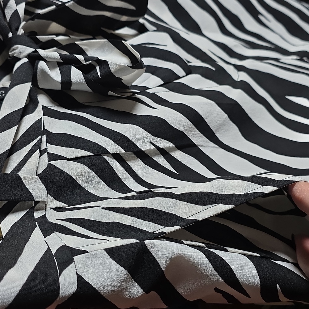 Walter Baker Zebra Shorts, Size 10 - Picture 5 of 10